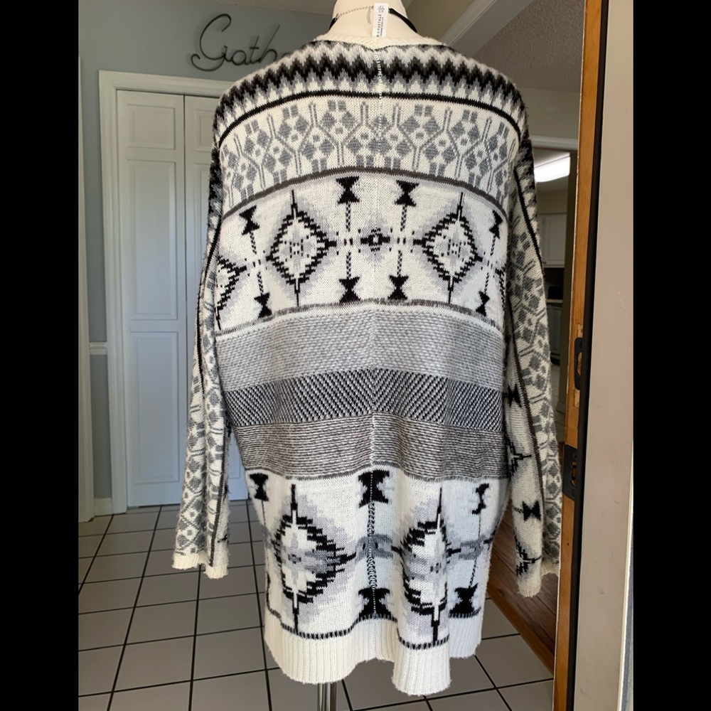🌟Aeropostale Cardigan- Aztec pattern - Picture 3 of 7